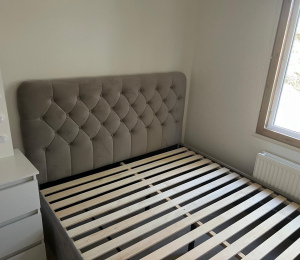 Sängyn kokoaminen Helsingissä